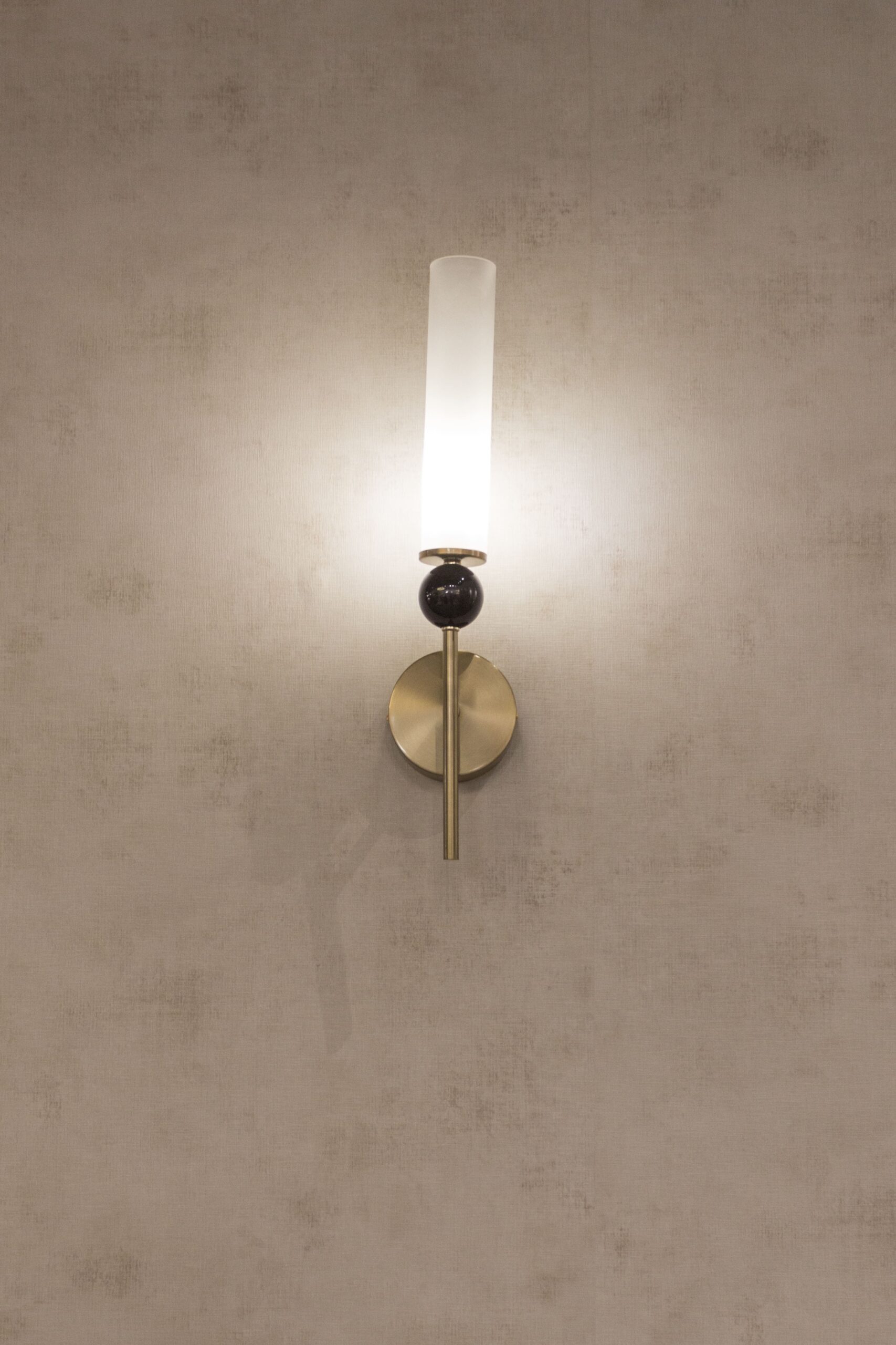 lámpara de pared con base dorada